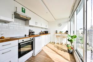 O bucătărie sau chicinetă la That Cosy Stay - Exclusive Roof Top Apartment - Stratford