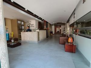 a person standing at a counter in a lobby at Aparta-Suites Mirador del Recuerdo in Bogotá