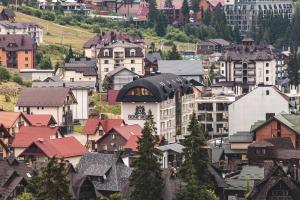 Vista generica su Bukovel o vista sulla città dall'interno dell'hotel
