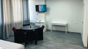 Habitación con mesa, cama y TV. en Loft Office 1, en Castel Maggiore