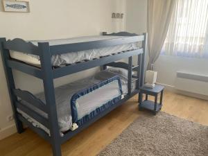 two bunk beds in a room with a rug at Havre de paix en plein centre du touquet in Le Touquet-Paris-Plage