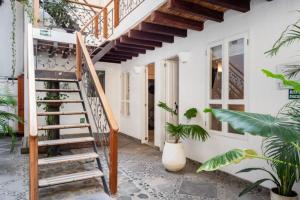 una escalera que conduce a una casa con plantas en Casa Verde Hotel, en Santa Marta