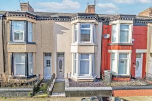 a row of houses on a city street at Scott House - Contractor Friendly - Sleeps 7 in Liverpool