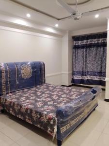 1 dormitorio con 1 cama en una habitación en Rayan hight, en Islamabad