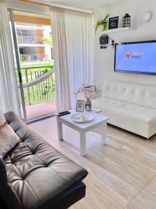 a living room with a couch and a table at Hermoso Apartamento en el Quindío in Armenia +30 photos