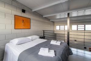 - une chambre avec un grand lit et des serviettes dans l'établissement Casa recém construída no Campeche Central HA6831, à Florianópolis