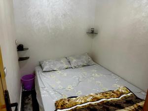 um pequeno quarto com uma cama num quarto em Lagouira d'Agadir em Agadir