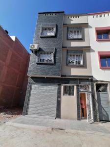 um edifício com duas portas de garagem ao lado em Lagouira d'Agadir em Agadir