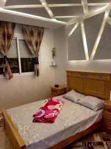 um quarto com uma cama grande e uma janela em Lagouira d'Agadir em Agadir