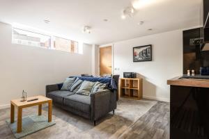 謝菲爾德的住宿－Cosy 1 Bedroom Apartment in Central Sheffield，客厅配有沙发和桌子