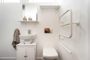 een witte badkamer met een toilet en een wastafel bij Cosy 1 Bedroom Apartment in Central Sheffield in Sheffield