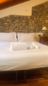 una camera da letto con un letto e asciugamani di Maison Minú a Verona