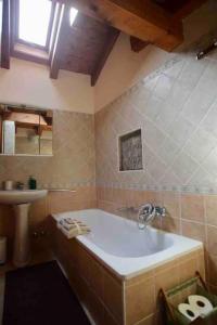 ein Badezimmer mit einer Badewanne und einem Waschbecken in der Unterkunft Maison Minú in Verona