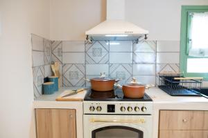 two pots sitting on top of a stove in a kitchen at La Casa a Zia in Lagoúdi Zía