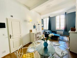 a living room with a glass table and a couch at AZUL Aparté in Nîmes