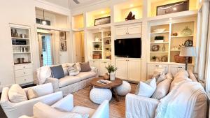 TV a/nebo společenská místnost v ubytování Zen Den Cottage