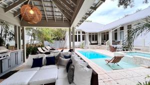 Bazén v ubytování Zen Den Cottage nebo v jeho okolí + 23 fotografií