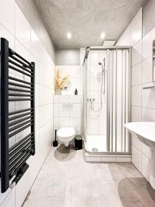 a bathroom with a shower and a toilet and a sink at SI-View Einzelzimmer mit Stadtblick Zimmer 19 - Hotel in Siegen