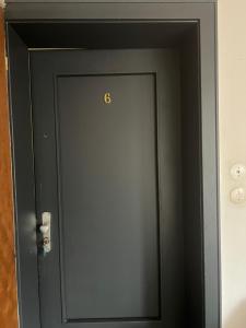 a door with the number six on it at Wohnung 6 Hagenerstr 72 Siegen 57072 in Siegen