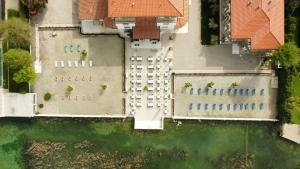 an overhead view of a building with a swimming pool at Hotel Villa Trieste in Sirmione