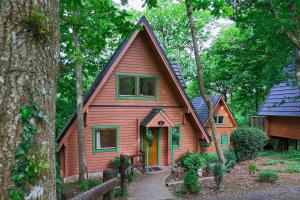 Chudleigh的住宿－Lodge Nine - A Beautiful Holiday Home in Devon，一间木房子,设有 ⁇ 盖屋顶