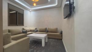 sala de estar con sofá y mesa en Hotel apartment america, en Dakhla