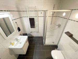 a bathroom with a sink and a shower and a toilet at Ferienhaus direkt an der Hase in Quakenbrück