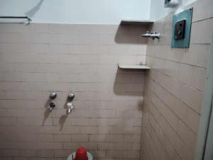 Anirudha Guest House في ديغا: كشك حمام مع مرحاض في دش