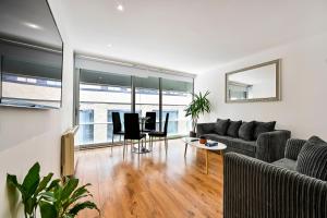 Khu vực ghế ngồi tại That Cosy Stay - Fantastic 2 Bed Apartment - Stratford