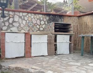 un edificio con dos puertas blancas y una pared de ladrillo en Appartamento•Palermo, en Torretta