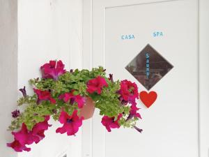 una olla de flores en una puerta con una cometa en Appartamento•Palermo, en Torretta