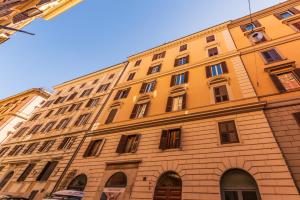 un grand bâtiment jaune avec de nombreuses fenêtres dans l'établissement MyItalyHome Roma, à Rome