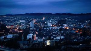 a view of a city at night at SI-View Doppelzimmer mit Stadtblick Zimmer 18 in Siegen