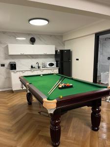 a room with a pool table in a kitchen at מבית תכלת פתרונות נופש Allentown 21 אלנטאון 21 in Tiberias