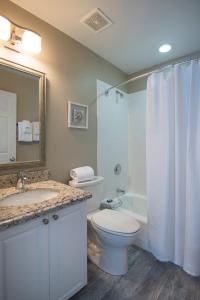 uma casa de banho com um WC, um lavatório e um chuveiro em Hawks Cay Resort em Marathon