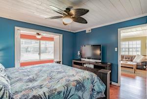 En eller flere senge i et værelse på East End Beach Side Bungalow + 21 billeder