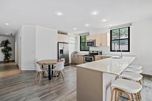ココにある3-Bedroom 3rd-Floor Ocean-View Condoの島付きのキッチン、テーブルと椅子