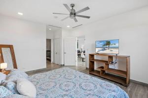 ココにある3-Bedroom 3rd-Floor Ocean-View Condoのベッドと天井扇風機のある寝室 +24枚の写真