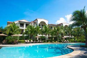 uma piscina em frente a um resort em 3-Bedroom 3rd-Floor Ocean-View Condo em Coco