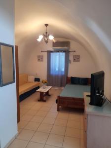 TV a/nebo společenská místnost v ubytování Villa Fraoulitsa + 37 fotografií