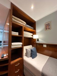 1 dormitorio pequeño con 1 cama y armario en Hotel Club del Golf en Mar del Plata