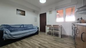 Habitación con cama y mesa. en Carpe Diem, en Bolonia