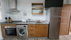 La cuisine est équipée d'un réfrigérateur en acier inoxydable et d'un lave-vaisselle. dans l'établissement Carpe Diem, à Bolonia
