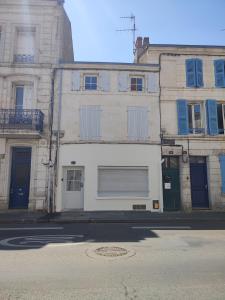 un edificio blanco al lado de una calle en L'escale Niortaise - Centre-ville - 10mn Gare - WIFI - Netflix, en Niort