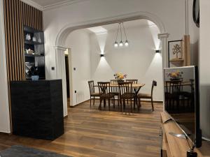 comedor con mesa y sillas en Navaro Apartments en Patras