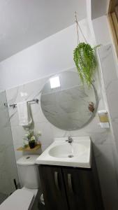 y baño con lavabo, espejo y aseo. en REST APARTMENT IN THE POBLADO, en Medellín