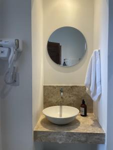 a bathroom with a bowl sink and a mirror at Arandu Sagi Inn in Baía Formosa