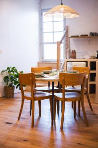 y cocina con mesa de comedor y sillas. en La Maison des Lamanon en Salon-de-Provence