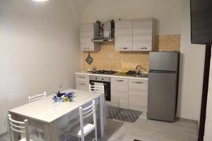 una cucina con tavolo e frigorifero di Casa vacanza Città dei Papi Anagni ad Anagni