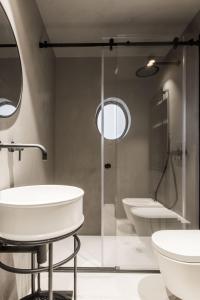 uma casa de banho com 2 lavatórios, um chuveiro e 2 WC em Politeama Central Flat em Palermo